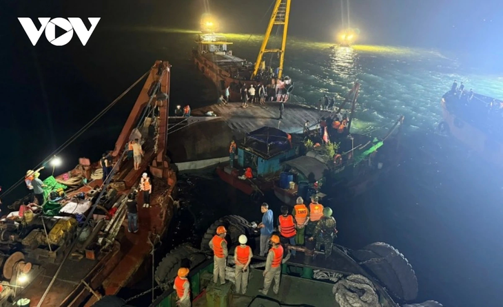 One more victim found in Ha Long Bay boat capsize accident  - ảnh 1