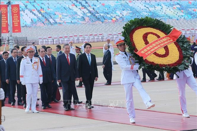 Party, State leaders pay tribute to President Ho Chi Minh - ảnh 1