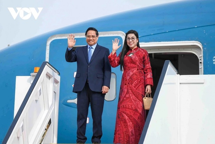 Prime Minister and his wife begin official visit to Kuwait - ảnh 1