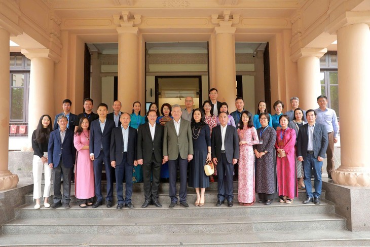 Party leader, his wife visit exhibition “100 years of modern fine arts” - ảnh 2