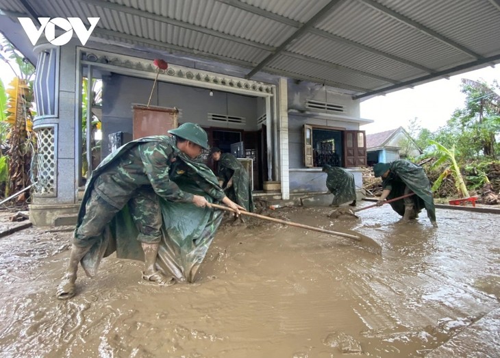 Recovery efforts underway as floodwater recedes in south-central Vietnam  - ảnh 1
