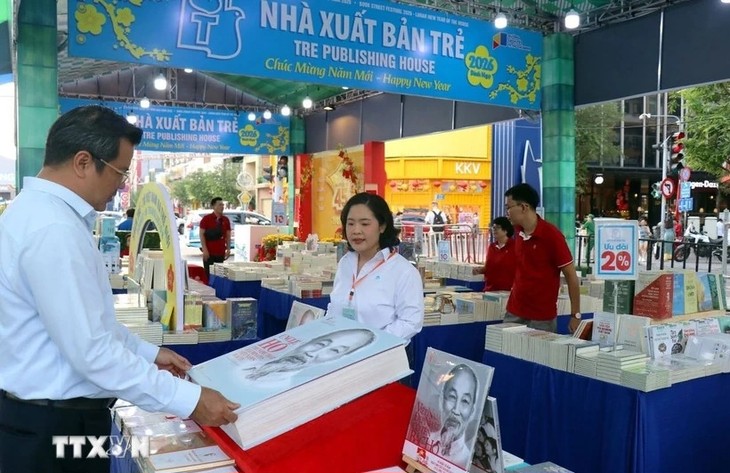 Book Street Festival spreads reading culture - ảnh 1
