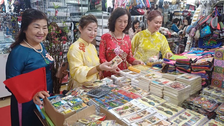 Dong Xuan market developed into major tourist attraction - ảnh 2