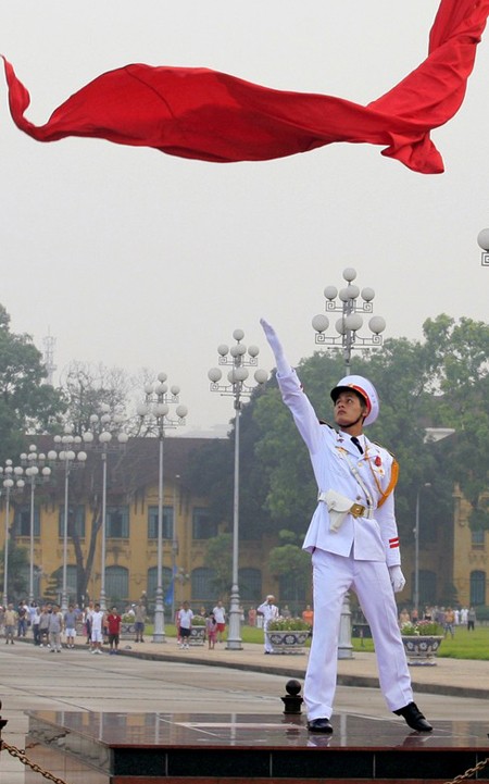 河内市巴亭广场上的升降旗仪式 - ảnh 3