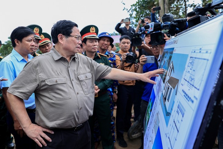 팜 민 찐 베트남 총리, 수재민을 위한 주택 신속 재건 캠페인 전개 지시 - ảnh 3