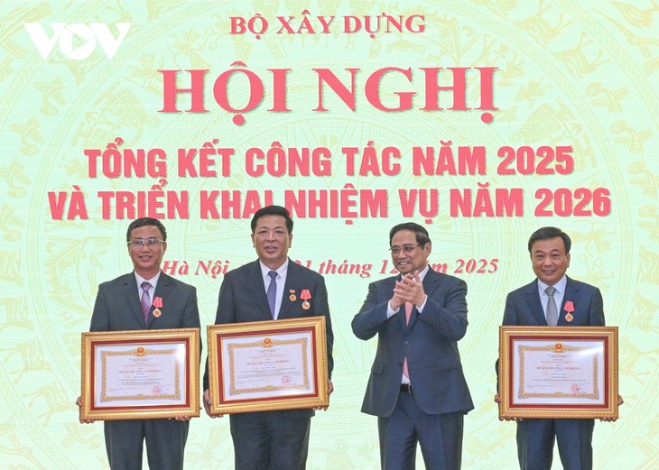팜 민 찐 총리, 2025년 건설 분야 결산 회의 참석…6가지 돌파구 제시 - ảnh 2