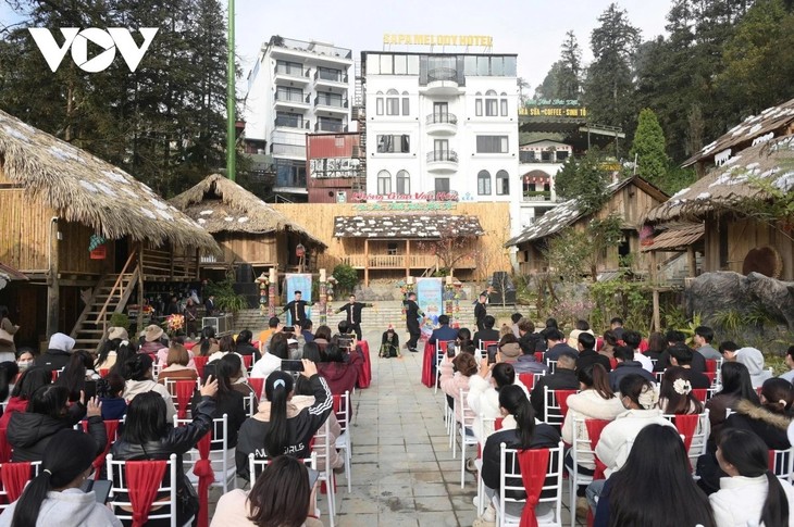 베트남 사파, 새해 첫날부터 관광객으로 봇물…‘문화적 정체성’ 가득한 관광의 해 기대 - ảnh 1