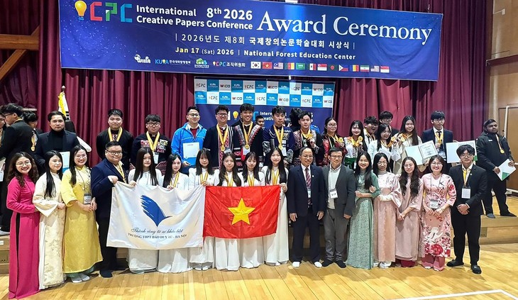 베트남 소수민족 학생들, 한국 국제 과학기술 경진대회서 금메달 2개 석권 - ảnh 1