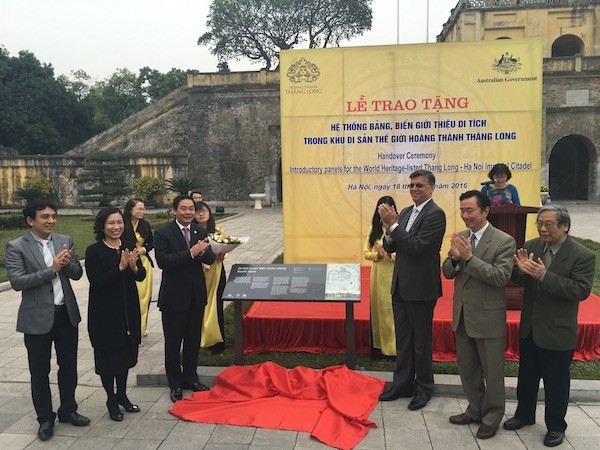 สถานเอกอัครราชทูตออสเตรเลียมอบระบบป้ายแนะนำสถานที่ของพระราชวัง หว่างแถ่ง-ทังลอง - ảnh 1