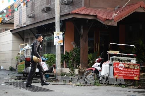 นายกรัฐมนตรีไทยให้ความมั่นใจแก่ประชาชนหลังเกิดเหตุระเบิดหลายครั้ง - ảnh 2