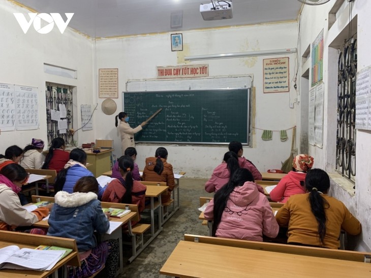 Занятия по ликбезу у представителей народности Монг в провинции Шонла - ảnh 1