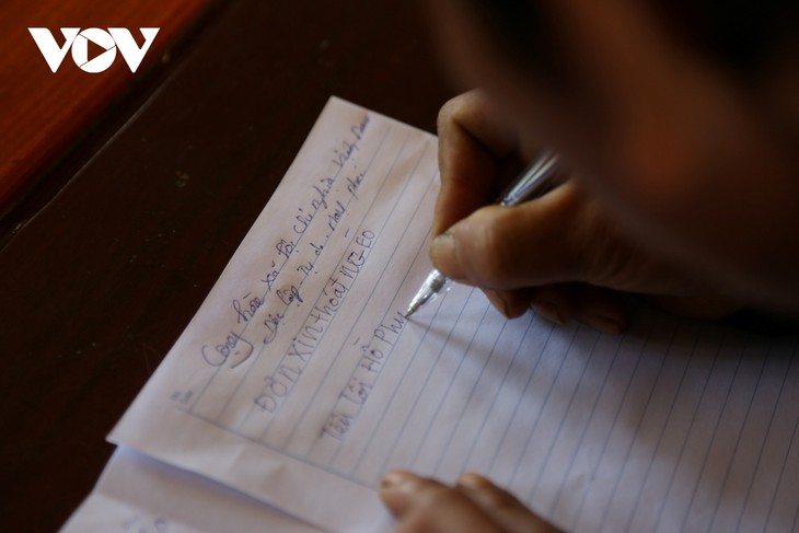 Г-н Хо Финь – первый представитель народности Малиенг коммуны Ламхоа подал заявление о выходе из бедности - ảnh 2