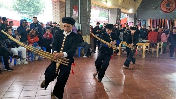 Уникальные танцы народности Монг в Бакха и Симакай - ảnh 1