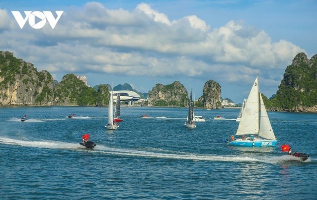 Первый фестиваль парусного спорта, парасейлинга и катания на водных лыжах прошел в заливе Халонг - ảnh 3