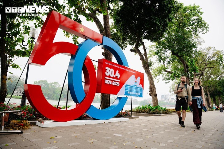 Весь Ханой утопает в море красных государственных флагов Вьетнама в эти апрельские дни  - ảnh 12