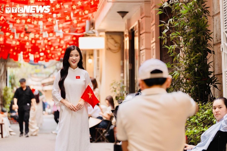 Весь Ханой утопает в море красных государственных флагов Вьетнама в эти апрельские дни  - ảnh 14