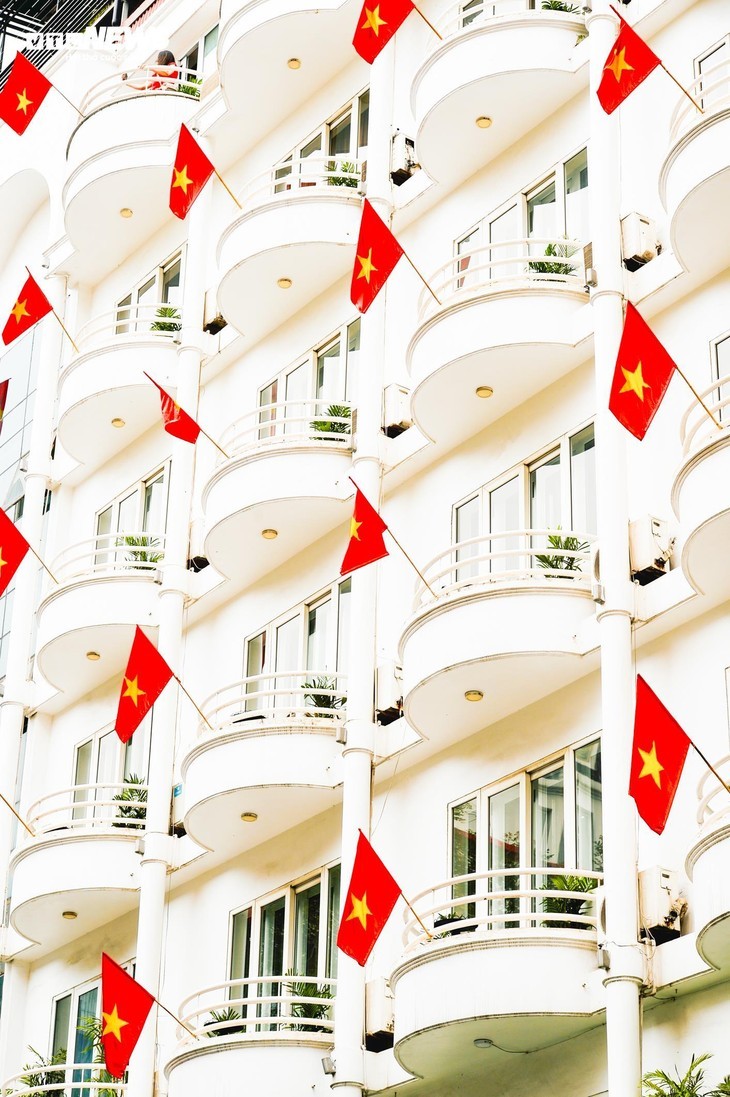 Весь Ханой утопает в море красных государственных флагов Вьетнама в эти апрельские дни  - ảnh 2