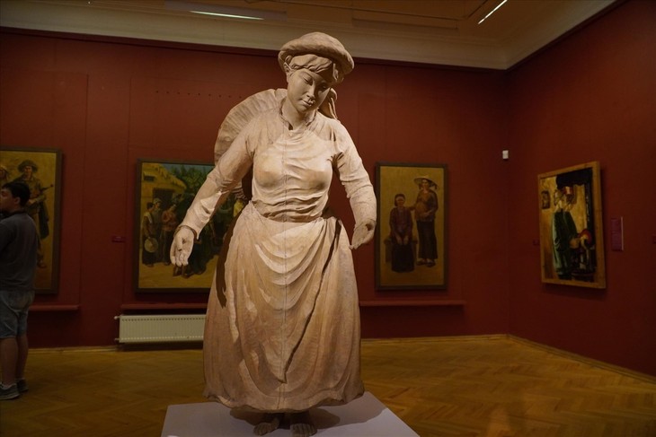 75-летие отношений между Вьетнамом и Россией: Открылась выставка «Учитель - ученик: Мелодии пути»  - ảnh 1