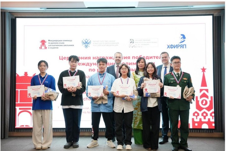 В Ханое прошла церемония награждения победителей 3-й Международной олимпиады по русскому языку  - ảnh 2