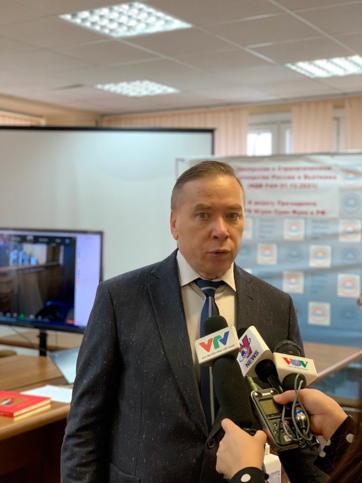 Вьетнамцы за рубежом и международные эксперты ожидают ускорения развития Вьетнама после XIV съезда КПВ - ảnh 2