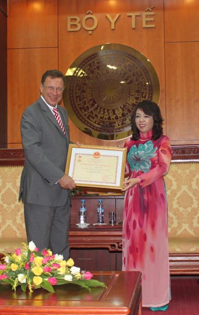 The “For people’s health” medal to the Hungarian Ambassador  Laszlo Vizi - ảnh 1