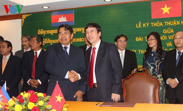 National radio stations of Vietnam and Cambodia  sign agreement - ảnh 1