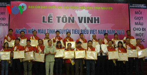 100 voluntary blood donors honored  - ảnh 1