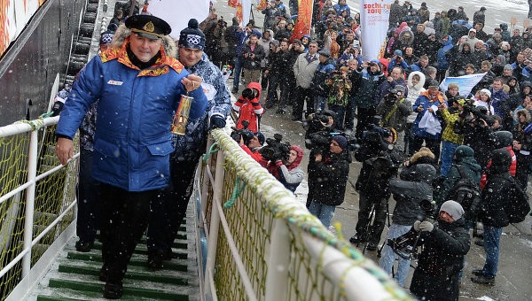 Olympic torch reaches North Pole for the first time - ảnh 1