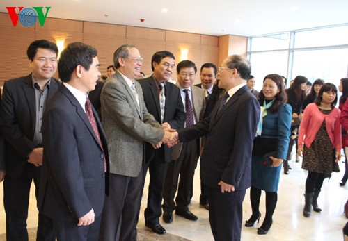 Chairman Nguyen Sinh Hung congratulates National Assembly staff on coming Tet  - ảnh 1