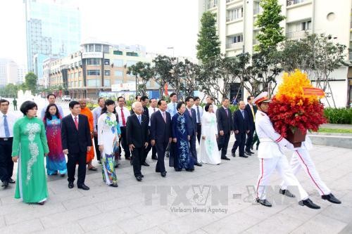 Vietnamese leaders burn incense to President Ho Chi Minh and Ton Duc Thang - ảnh 1