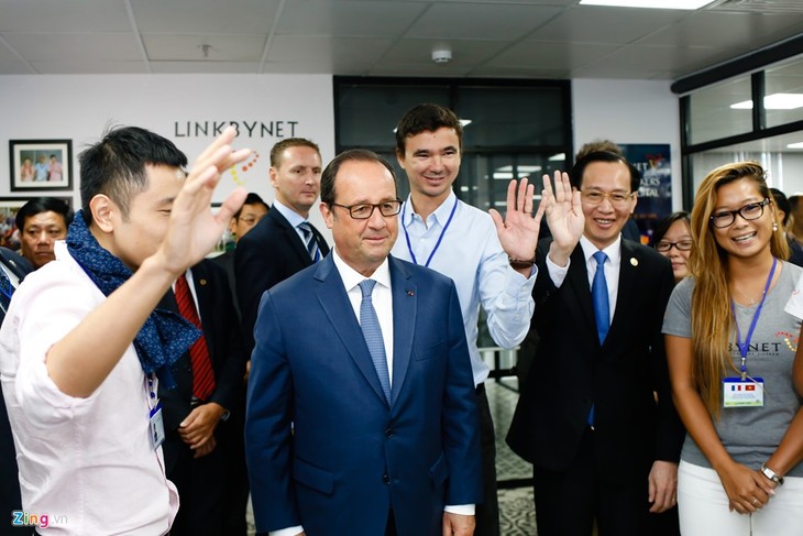 President Hollande visits Ho Chi Minh City  - ảnh 1