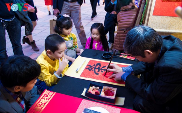 Calligraphy Festival at Hanoi’s Temple of Literature - ảnh 7