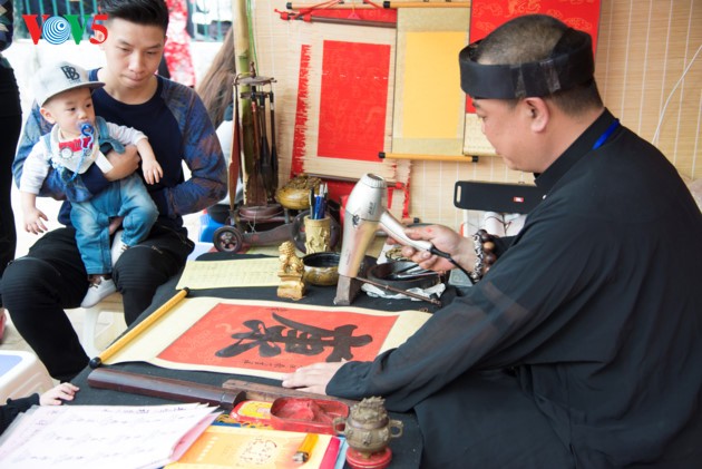 Calligraphy Festival at Hanoi’s Temple of Literature - ảnh 9