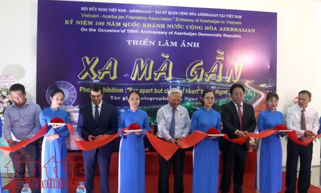 Photo exhibition in Hanoi marks Azerbaijan National Day - ảnh 1