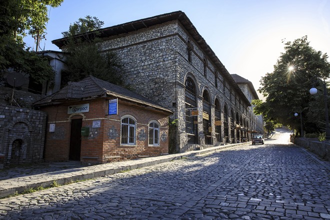 Photo exhibition in Hanoi marks Azerbaijan National Day - ảnh 2