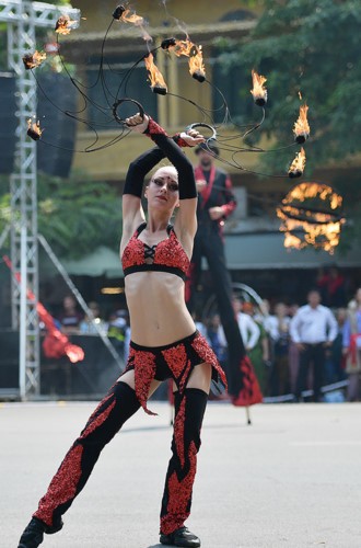 Carnival stirs up pedestrian street in Hanoi - ảnh 2