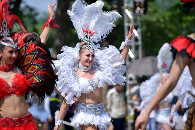 Carnival stirs up pedestrian street in Hanoi - ảnh 7