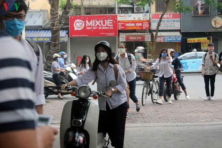 Hanoi students back to school after COVID-19 break - ảnh 1