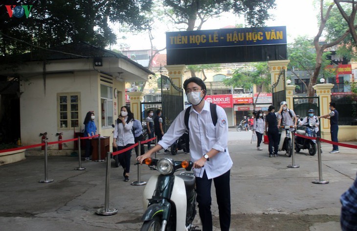 Hanoi students back to school after COVID-19 break - ảnh 4