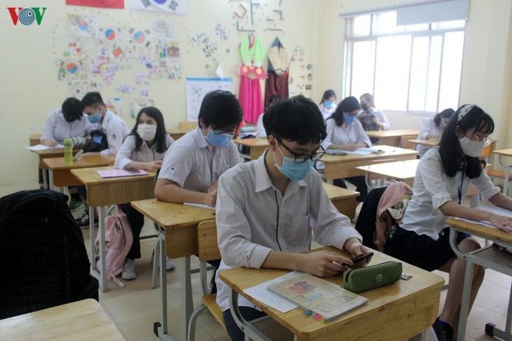 Hanoi students back to school after COVID-19 break - ảnh 5