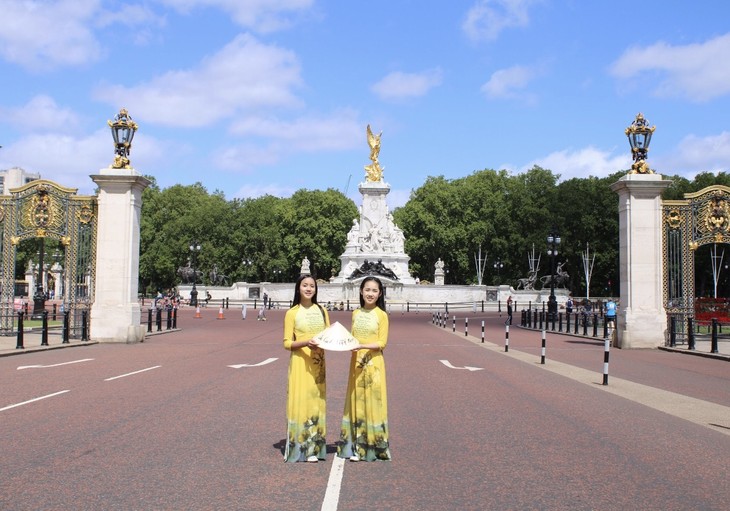 Áo Dài Việt Nam rực rỡ trước cung điện Buckingham, Vương quốc Anh - ảnh 8