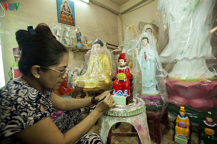 Century-old craft village specialises in Buddha statues in HCM City - ảnh 12