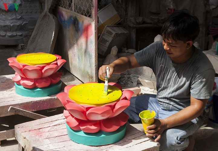 Century-old craft village specialises in Buddha statues in HCM City - ảnh 15