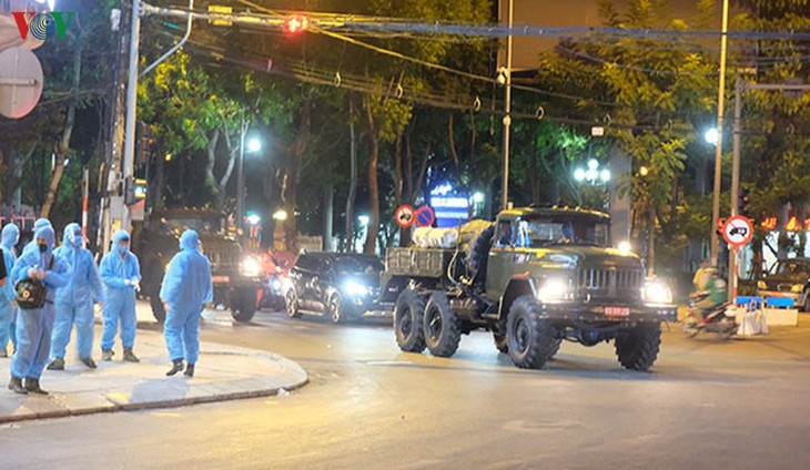 Military forces disinfect Da Nang coronavirus hotspot - ảnh 10