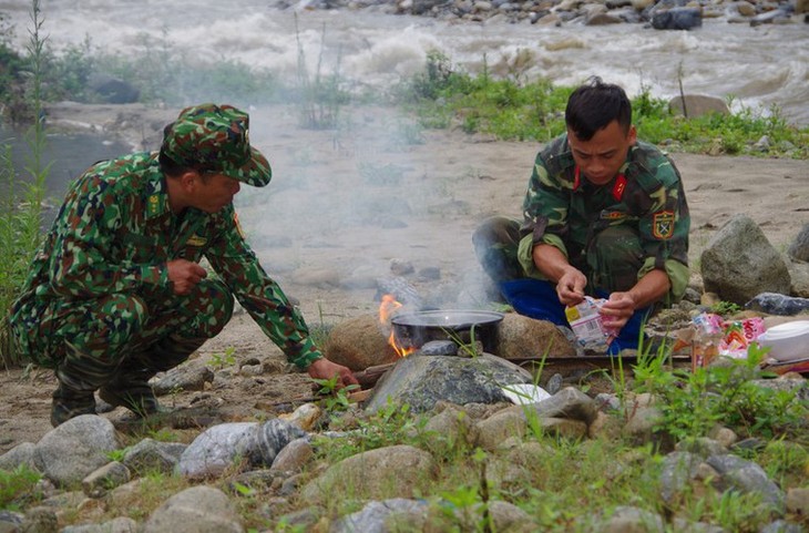 Soldiers step up COVID-19 prevention efforts at border crossings - ảnh 11