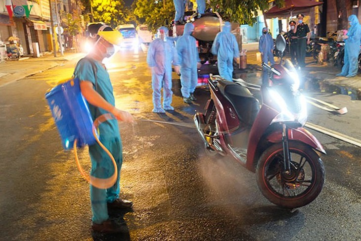 Military forces disinfect Da Nang coronavirus hotspot - ảnh 3