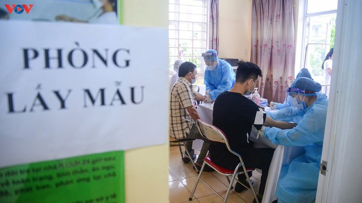 Residents in Quang Ninh border province take quick COVID-19 tests - ảnh 8