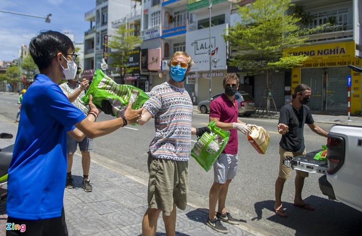 Foreigners unite with Da Nang in COVID-19 fight - ảnh 10