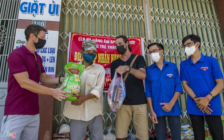 Foreigners unite with Da Nang in COVID-19 fight - ảnh 11