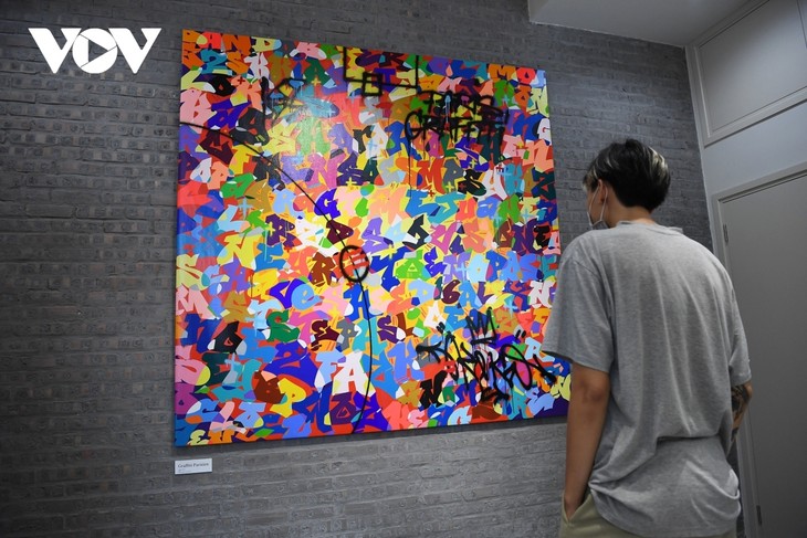 Artworks of Vietnamese-born graffiti artist go on display in Hanoi - ảnh 6